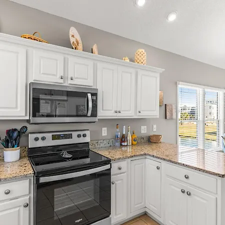 3 Palm- 4 Bd 3 Ba Island Park Home 2 Blocks From Beach In Island Park!